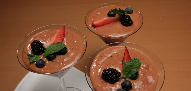 Karamelová pěna na čokoládovém piškotu s višňovým kompotem